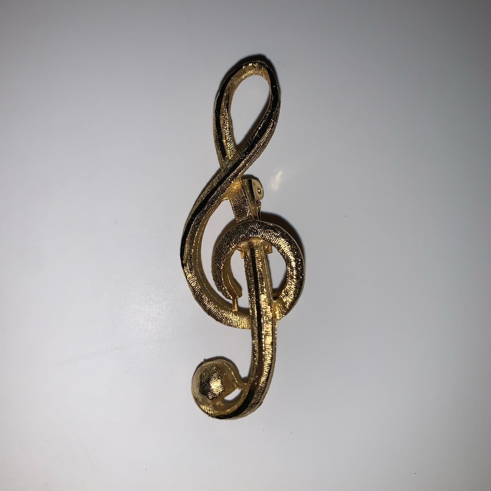 gold treble clef cloths pin